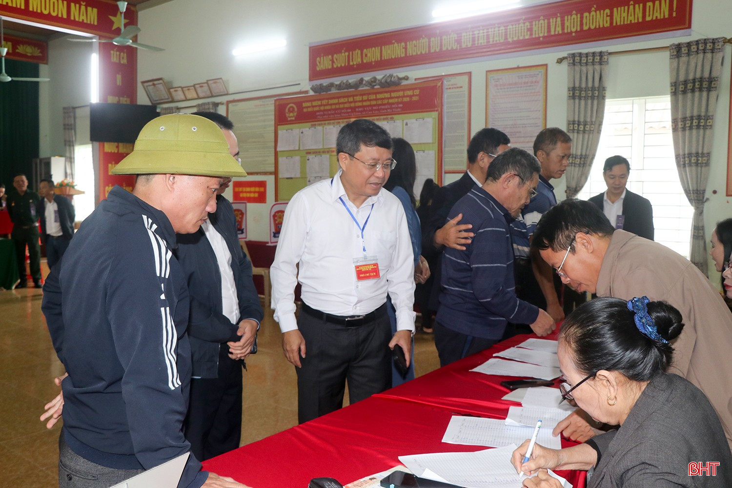 Ngay sau khi thực hiện quyền công dân tại địa phương, Phó Chủ tịch Thường trực HĐND tỉnh Dương Tất Thắng đã đi kiểm tra tại khu vực bỏ phiếu số 9 và khu vực bỏ phiếu số 16 xã Can Lộc. Tại đây, lãnh đạo địa phương đã báo cáo với đoàn về tình hình tổ chức bầu cử, công tác phục vụ cử tri, đảm bảo an ninh trật tự cũng như việc hướng dẫn cử tri thực hiện quyền và nghĩa vụ công dân theo đúng quy định.