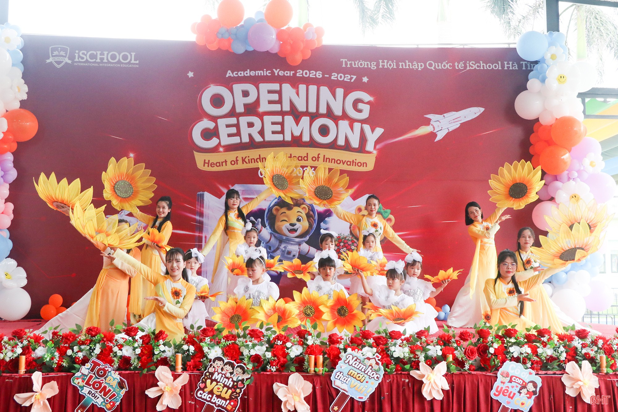 Các tiết mục văn nghệ chào mừng năm học mới của giáo viên, học sinh khối mầm non...