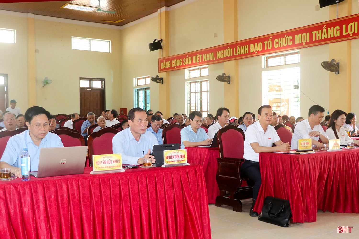 Đại biểu dự hội nghị tiếp xúc cử tri.