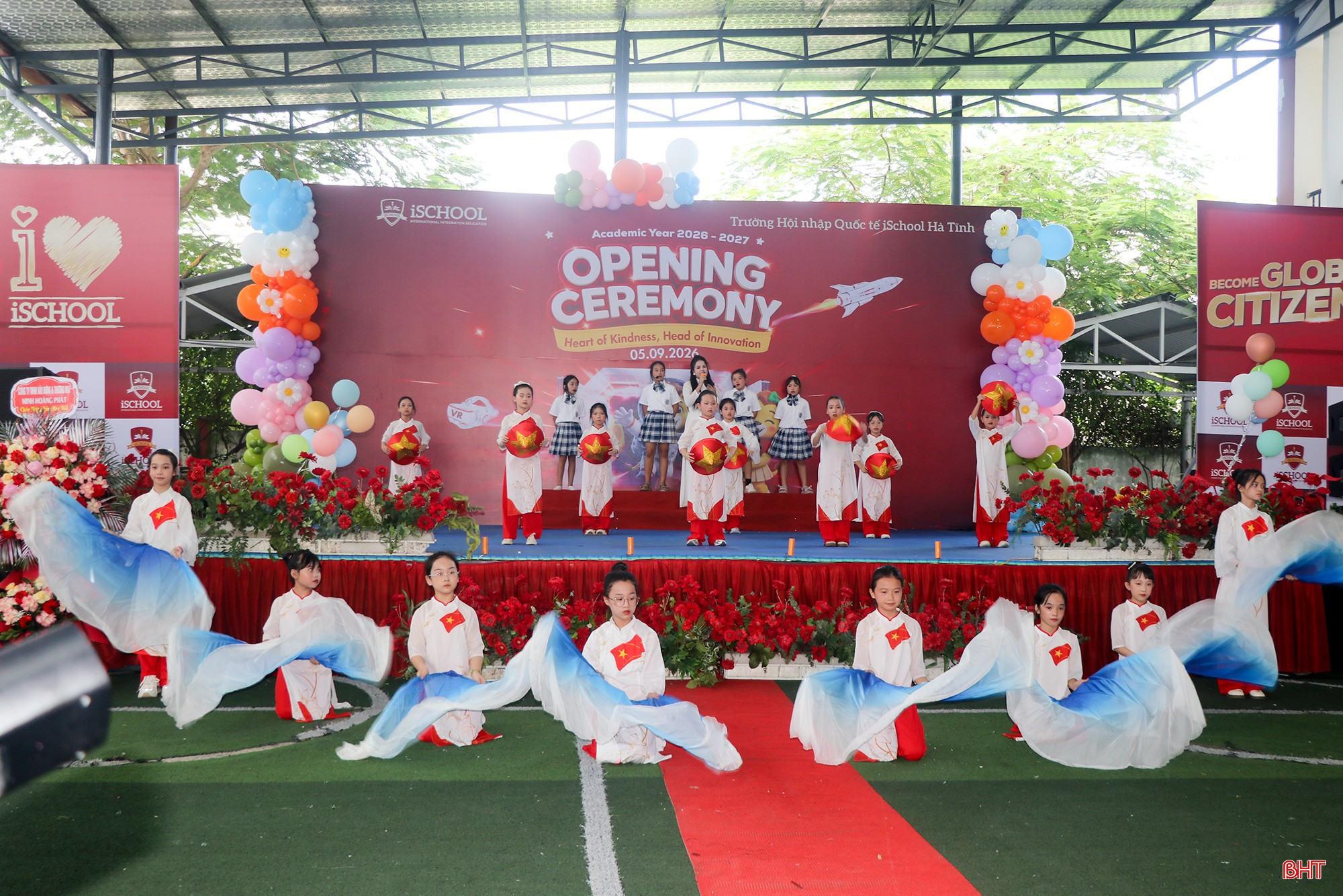 ...và khối phổ thông tại lễ khai giảng.