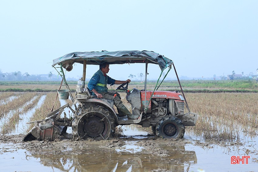 Các địa phương ở Hà Tĩnh đang tiến hành làm đất đợt 1 chuẩn bị sản xuất vụ xuân 2026.