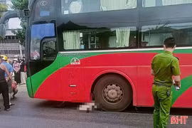 Xe khách va chạm xe đạp, 1 phụ nữ tử vong