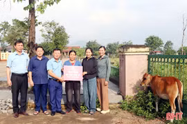 Xã Kỳ Xuân trao 32 mô hình sinh kế cho các hộ có hoàn cảnh khó khăn