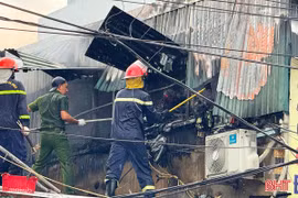 Cháy nhà kinh doanh tạp hóa, nhiều tài sản bị thiêu rụi
