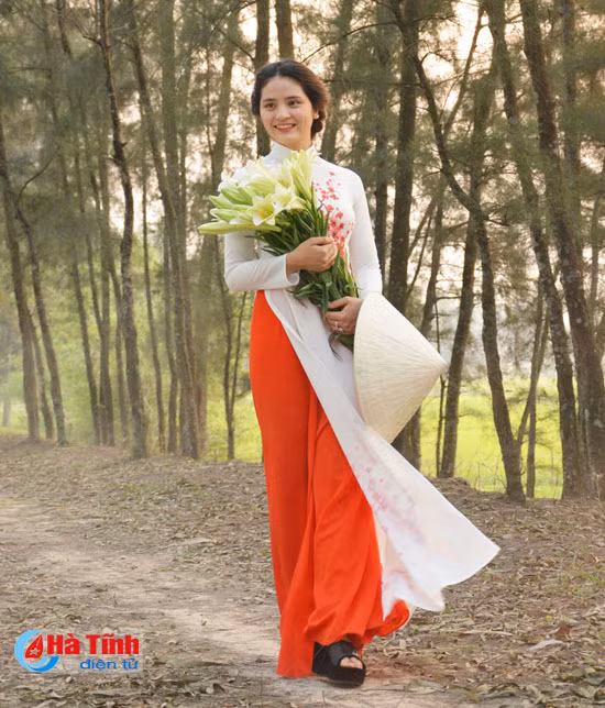 ngam thieu nu thanh sen tao dang voi hoa loa ken