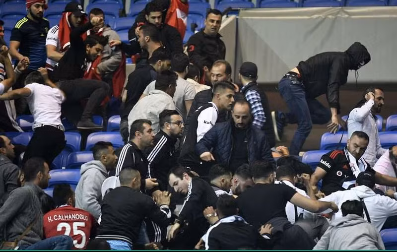 cdv danh nhau kinh hoang tran lyon besiktas bi hoan 46 phut