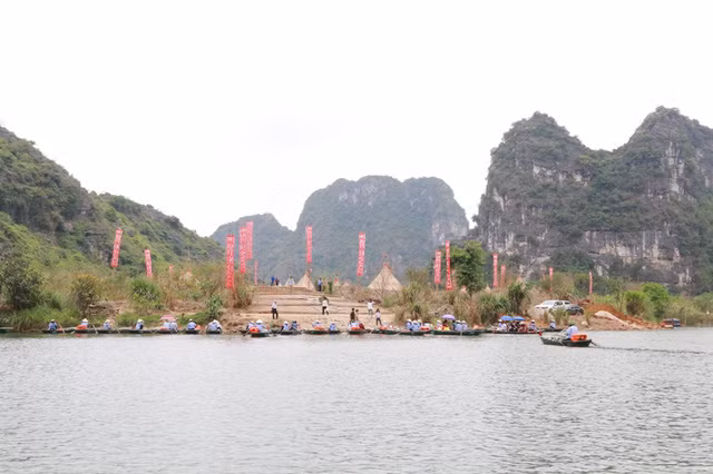 kham pha lang tho dan tren dao dau lau o ninh binh