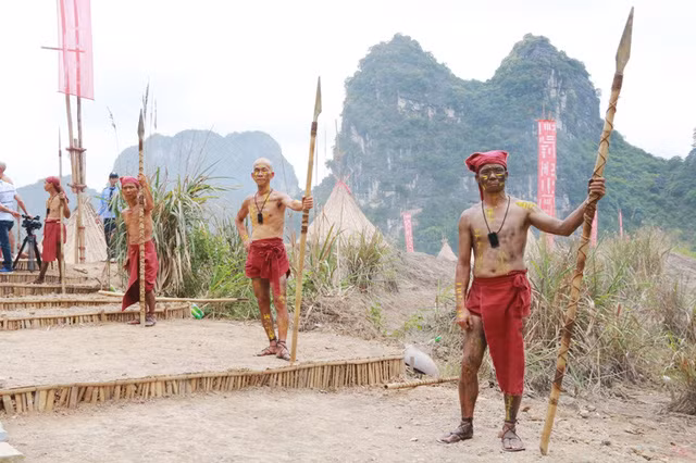 kham pha lang tho dan tren dao dau lau o ninh binh