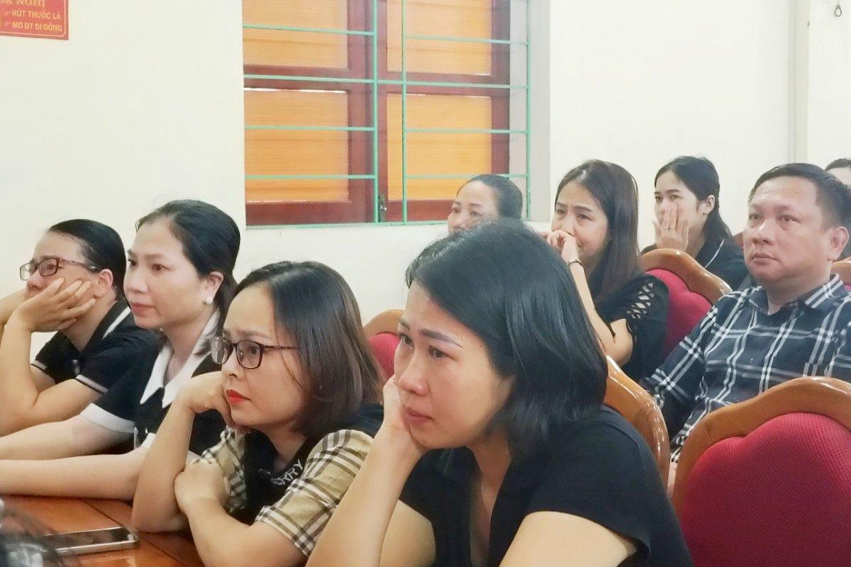 Cán bộ, viên chức, người lao động UBND thị xã Hồng Lĩnh rưng rưng nước mắt khi theo dõi buổi truyền hình trực tiếp.
