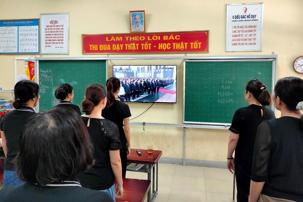Cũng tại Nghi Xuân, cán bộ, giáo viên Trường Mầm non Xuân Giang mặc niệm thể hiện lòng kính trọng trước sự ra đi của Tổng Bí thư Nguyễn Phú Trọng.