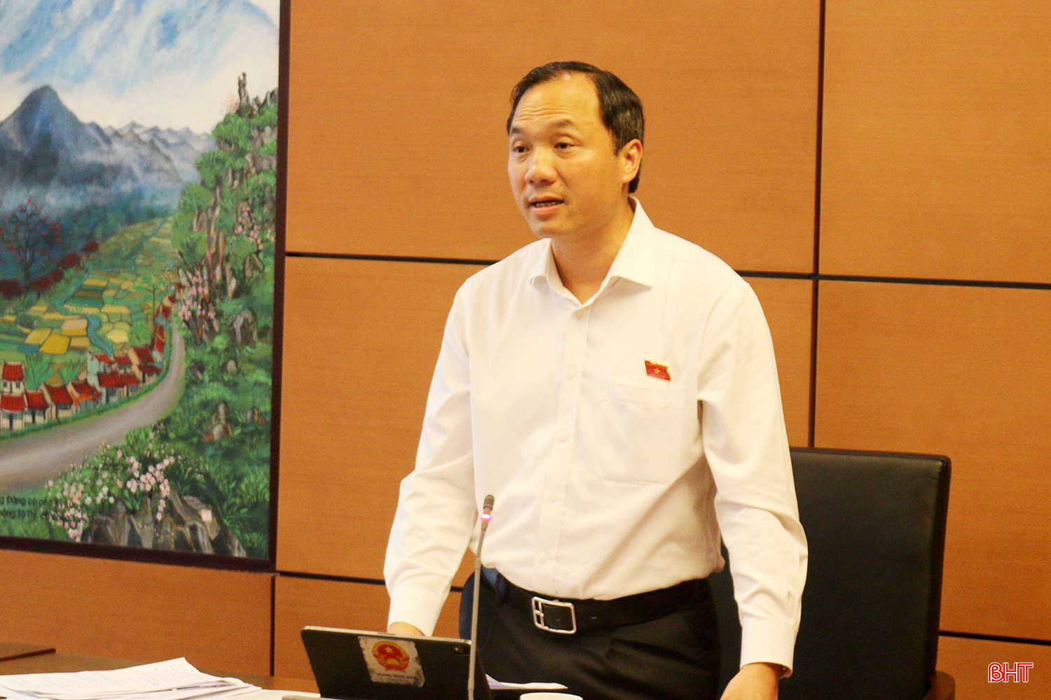 Đồng chí Hoàng Trung Dũng - Bí thư Tỉnh ủy, Trưởng đoàn ĐBQH Hà Tĩnh điều hành thảo luận.