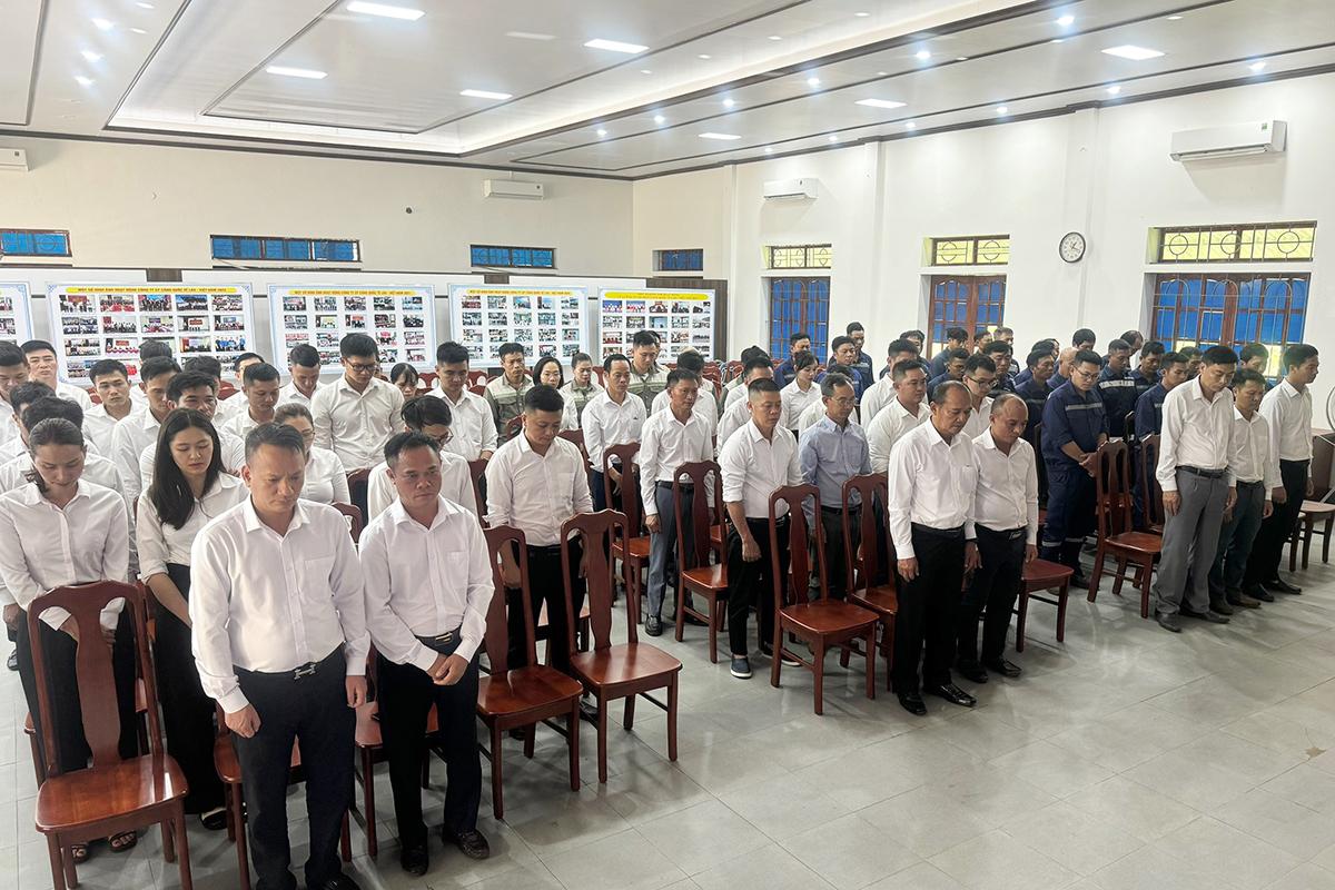 Từ Khu Kinh tế Vũng Áng, cán bộ, nhân viên Công ty CP Cảng quốc tế Lào - Việt giành phút mặc niệm tiễn đưa Tổng Bí thư Nguyễn Phú Trọng về nơi an nghỉ cuối cùng.