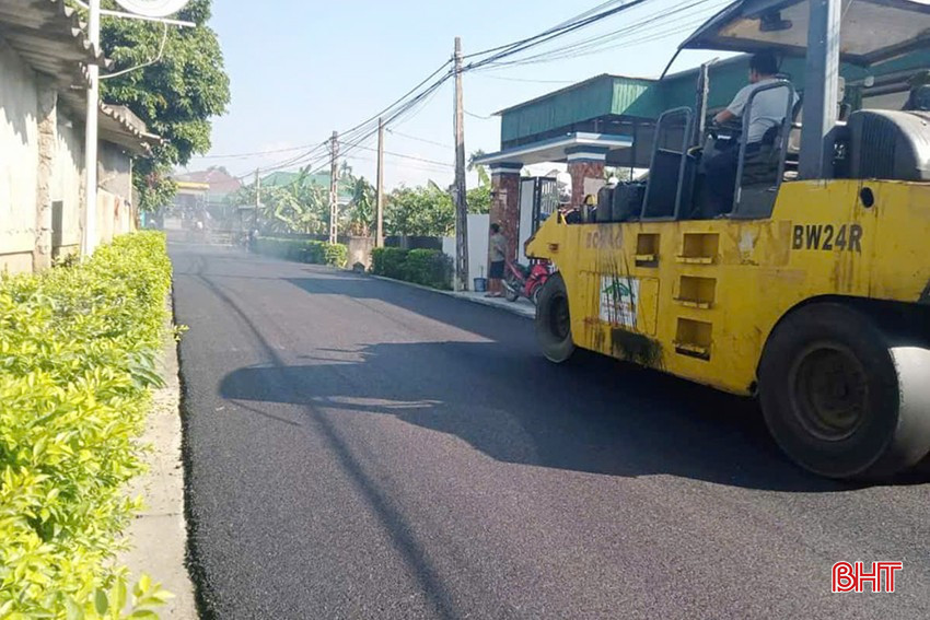 Thôn Phú Mỹ, xã Thạch Mỹ tích cực rải thảm nhựa các tuyến đường.