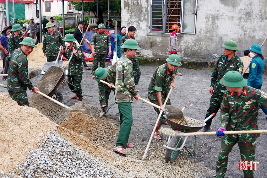 Cán bộ, nhân viên Ban CHQS thị xã Kỳ Anh hỗ trợ nhân dân thôn Tây Hà, xã Kỳ Hà xây dựng các hạng mục công trình theo Đề án đổi mới công tác dân vận vùng đặc thù.