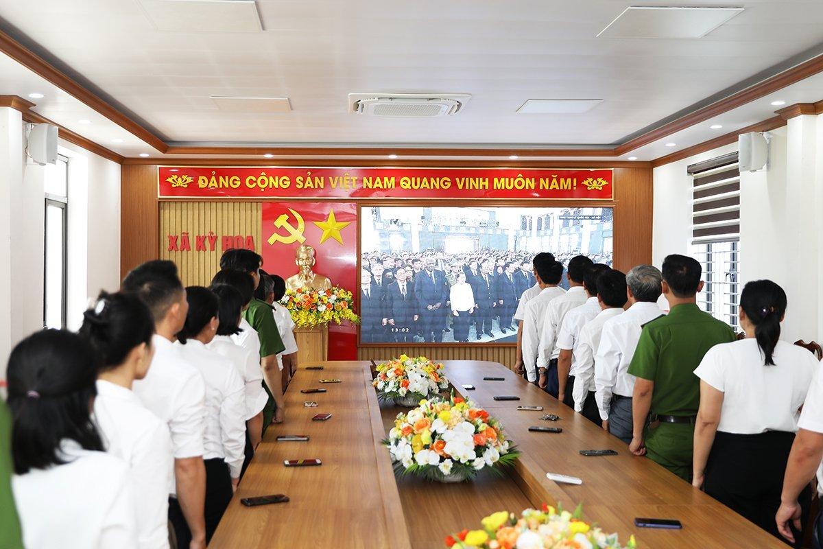 Cán bộ xã Kỳ Hoa tập trung tại hội trường dõi theo lễ truy điệu đồng chí Tổng Bí thư.