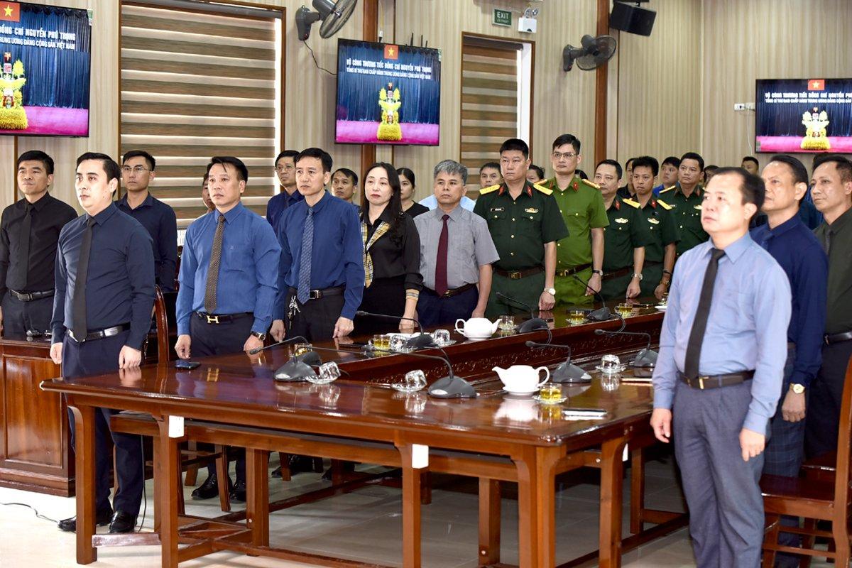 BTV Thị ủy Hồng Lĩnh tổ chức nghi lễ mặc niệm, theo dõi chương trình truyền hình trực tiếp Lễ truy điệu, Lễ an táng Tổng Bí thư Nguyễn Phú Trọng.