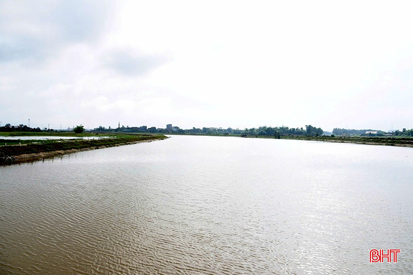 Tuyến kênh được mở rộng đáy có nơi lên đến 90m, giúp tăng khả năng tiêu thoát lũ cho các xã trong vùng.
