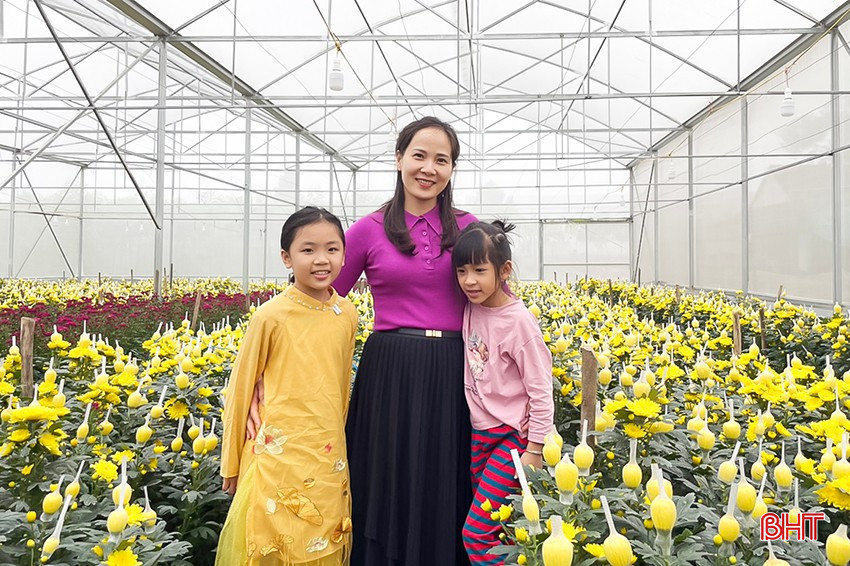 Khách tham quan mô hình trồng đào và trồng hoa trong nhà màng của anh Dương Đình Nam ở thôn Xuân Sơn, xã Lưu Vĩnh Sơn.
