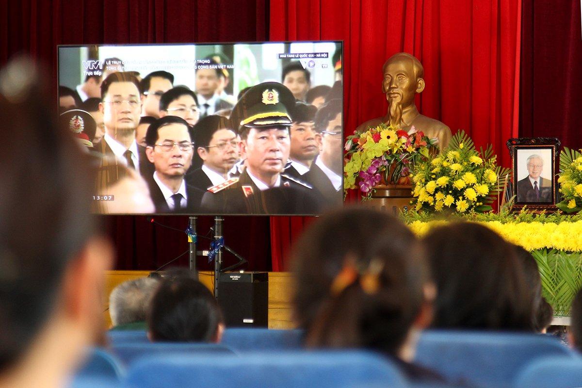 Các địa phương, đơn vị và người dân trên địa bàn Nghi Xuân xúc động theo dõi truyền hình trực tiếp về Lễ truy điệu, Lễ an táng Tổng Bí thư Nguyễn Phú Trọng.