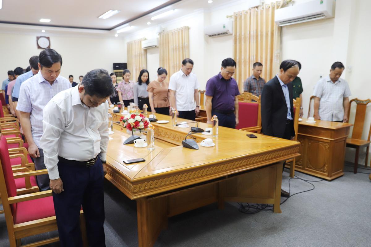 Cán bộ, công chức Huyện uỷ Hương Sơn tưởng niệm Tổng Bí thư Nguyễn Phú Trọng.