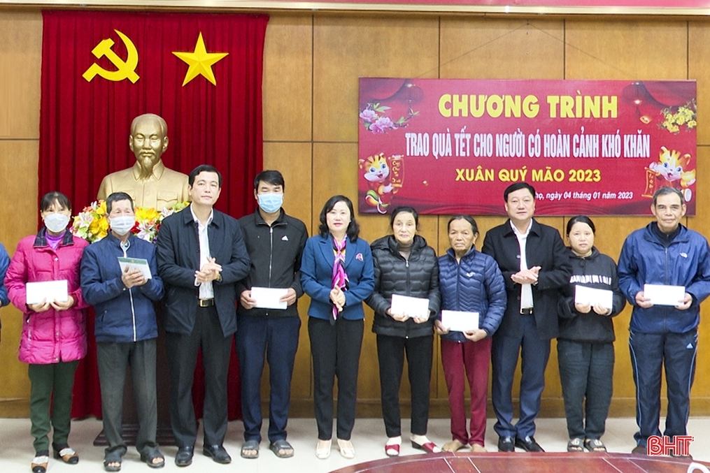 Chủ tịch Hội Người cao tuổi Việt Nam trao quà tết cho hộ nghèo ở Hà Tĩnh