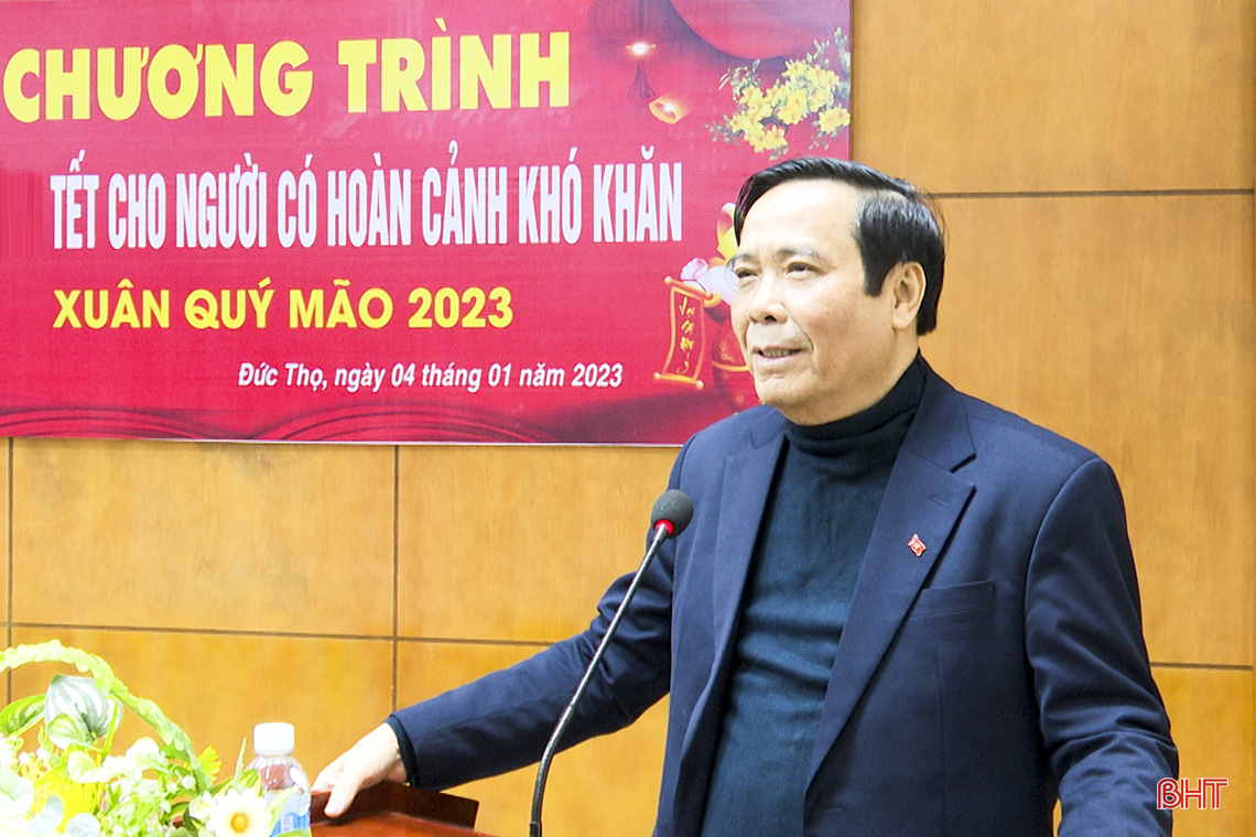 Chủ tịch Hội Người cao tuổi Việt Nam trao quà tết cho hộ nghèo ở Hà Tĩnh
