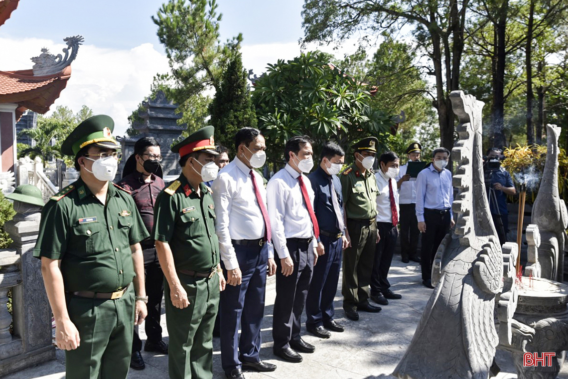 Lãnh đạo tỉnh Hà Tĩnh tri ân các anh hùng, liệt sỹ tại nghĩa trang quốc gia Trường Sơn, Đường 9