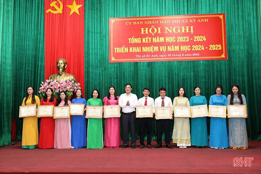 Trao bằng khen cho các cá nhân có thành tích xuất sắc trong thực hiện nhiệm vụ năm học 2023- 2024.