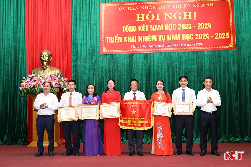 Lãnh đạo thị xã Kỳ Anh trao cờ thi đua UBND tỉnh cho Trường THCS Kỳ Ninh, danh hiệu tập thể lao động xuất sắc cho 2 tập thể và bằng khen Chủ tịch UBND tỉnh cho 3 tập thể.