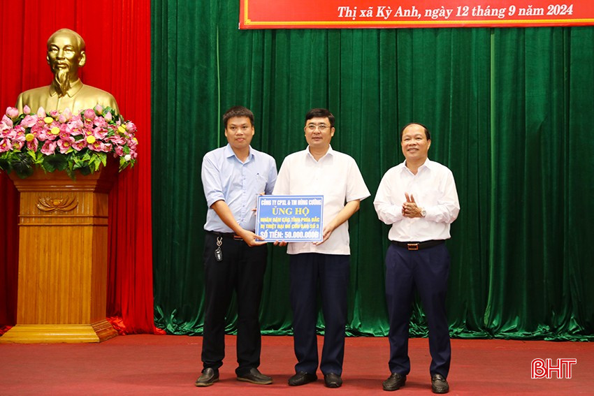 Đại diện các doanh nghiệp trên địa bàn ủng hộ Nhân dân các tỉnh phía Bắc bị thiệt hại do bão số 3.