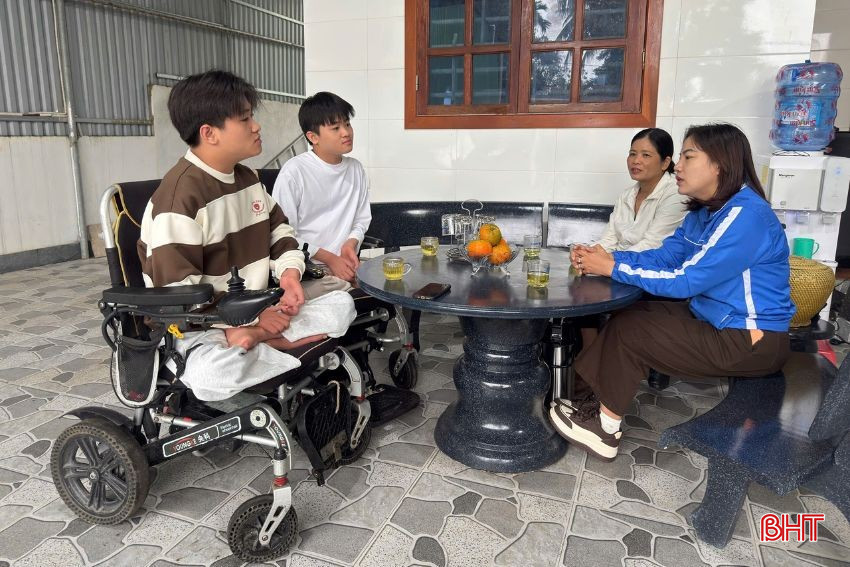 Minh và Vũ trong những ngày về thăm mẹ.