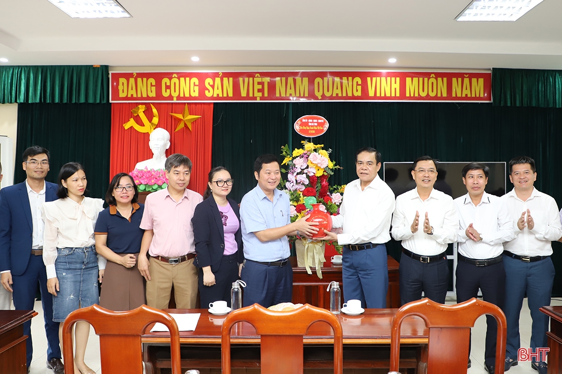 Thường trực Tỉnh ủy Hà Tĩnh chúc mừng các doanh nghiệp, doanh nhân