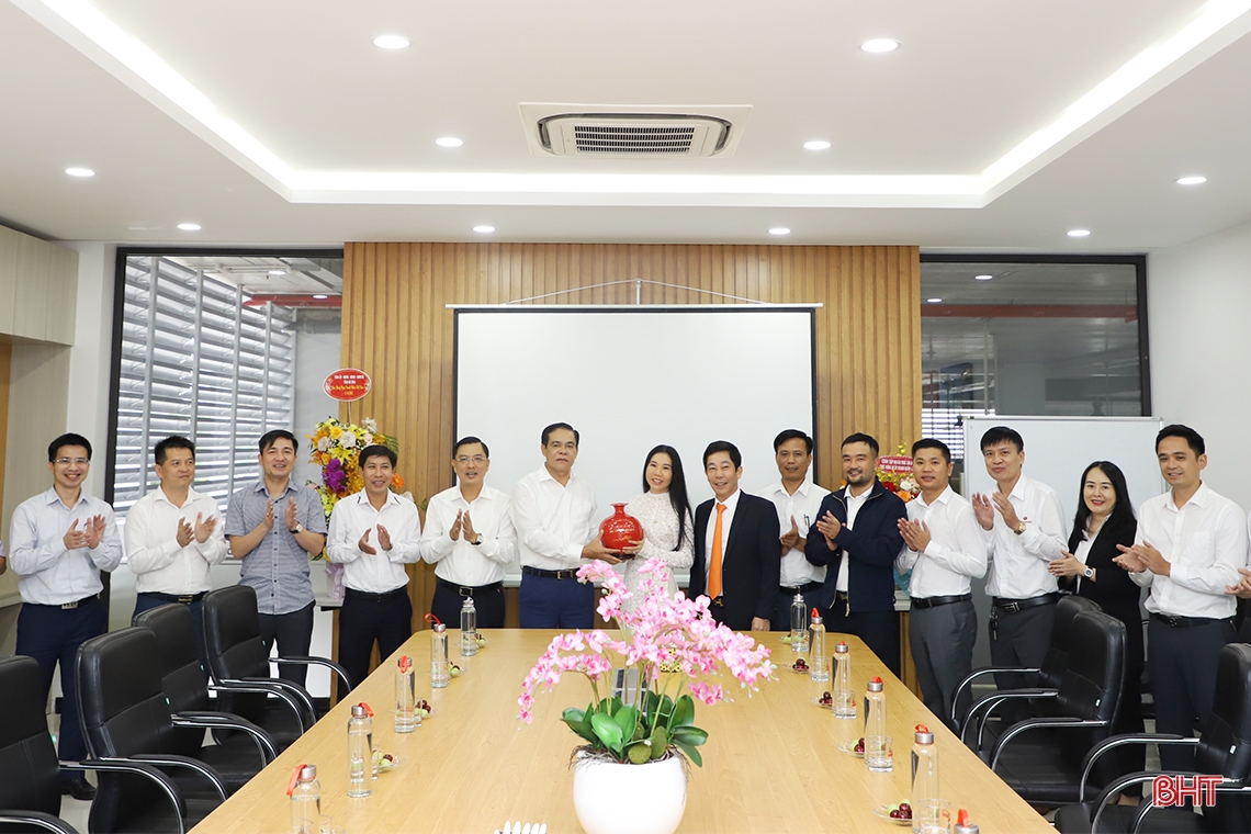 Thường trực Tỉnh ủy Hà Tĩnh chúc mừng các doanh nghiệp, doanh nhân