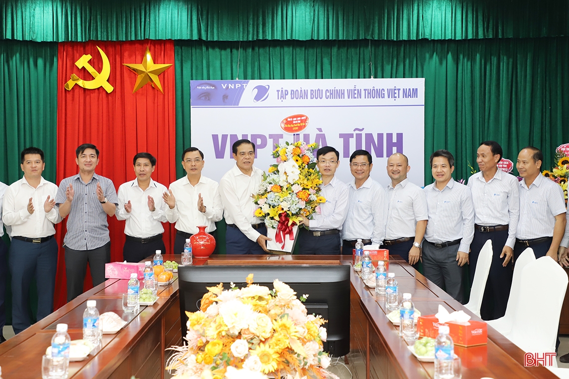 Thường trực Tỉnh ủy Hà Tĩnh chúc mừng các doanh nghiệp, doanh nhân