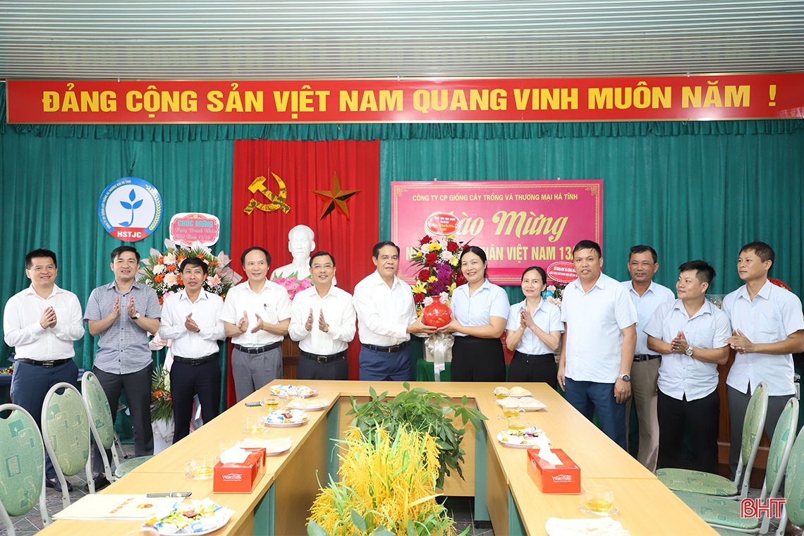 Thường trực Tỉnh ủy Hà Tĩnh chúc mừng các doanh nghiệp, doanh nhân