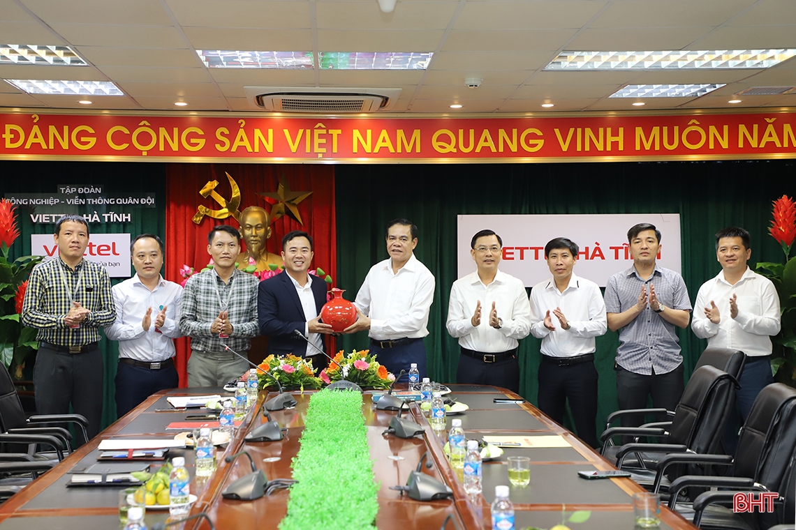 Thường trực Tỉnh ủy Hà Tĩnh chúc mừng các doanh nghiệp, doanh nhân