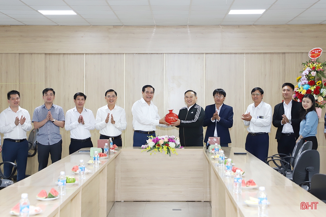 Thường trực Tỉnh ủy Hà Tĩnh chúc mừng các doanh nghiệp, doanh nhân
