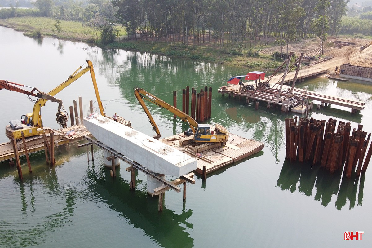 Nhà thầu đang tập trung huy động máy móc, nhân lực, vật tư, vật liệu tối đa để thi công hoàn thành công trình theo tiến độ đề ra.