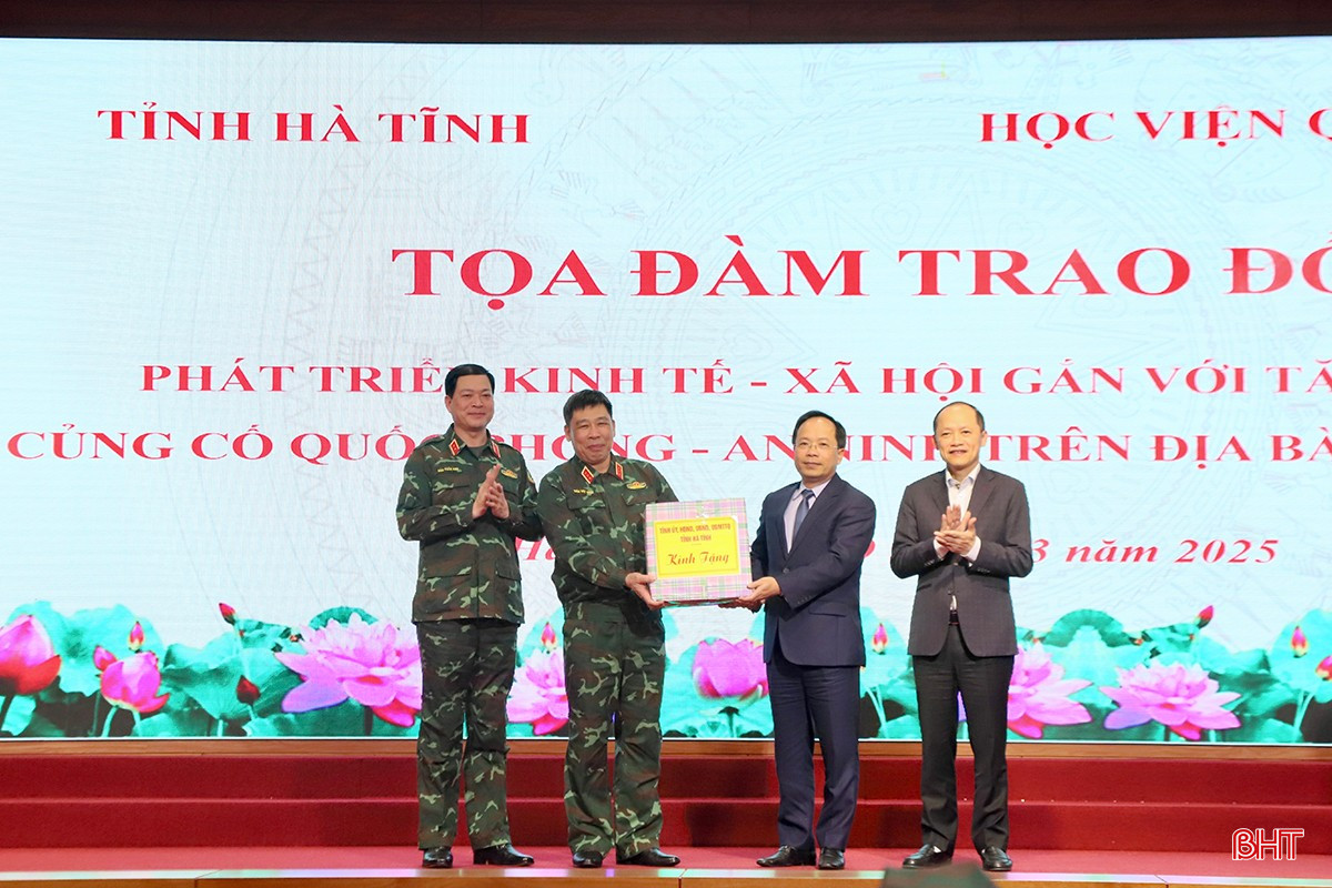 Lãnh đạo Học viện Quốc phòng đón nhận tình cảm từ Bí thư Tỉnh ủy Nguyễn Duy Lâm và Phó Chủ tịch Thường trực UBND tỉnh Nguyễn Hồng Lĩnh.