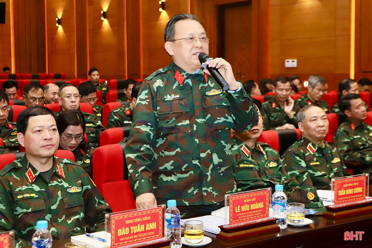 Đồng chí Lê Hữu Hoàng - Phó Chủ tịch Thường trực UBND tỉnh Khánh Hòa, lớp trưởng lớp bồi dưỡng kiến thức QP-AN khóa 99 (Học viện Quốc phòng) trao đổi một số nội dung tại buổi tọa đàm.