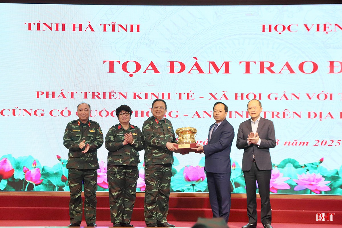 ... và ban cán sự lớp bồi dưỡng kiến thức QP-AN khóa 99 (Học viện Quốc phòng) tặng quà lưu niệm cho tỉnh Hà Tĩnh.