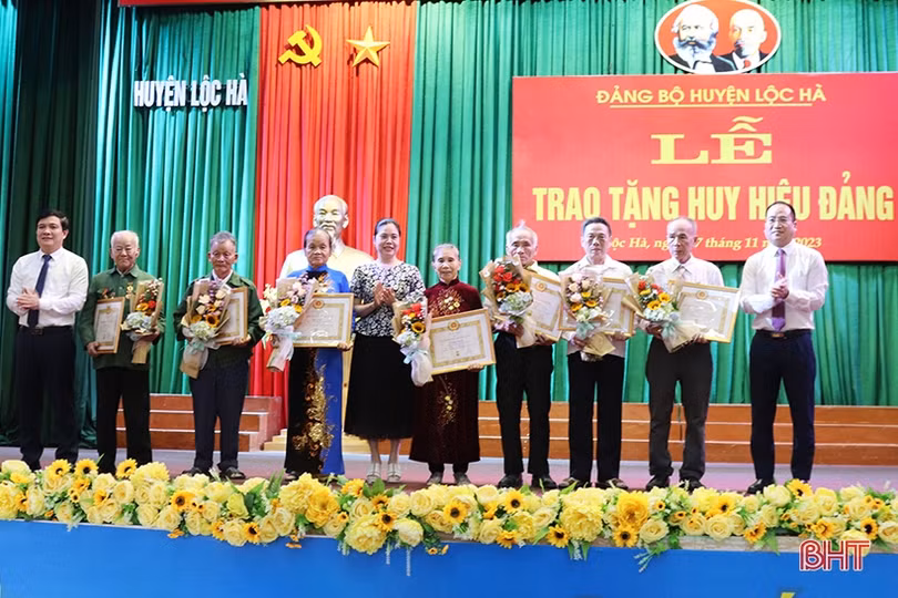 Lộc Hà trao tặng Huy hiệu Đảng cho 43 đảng viên