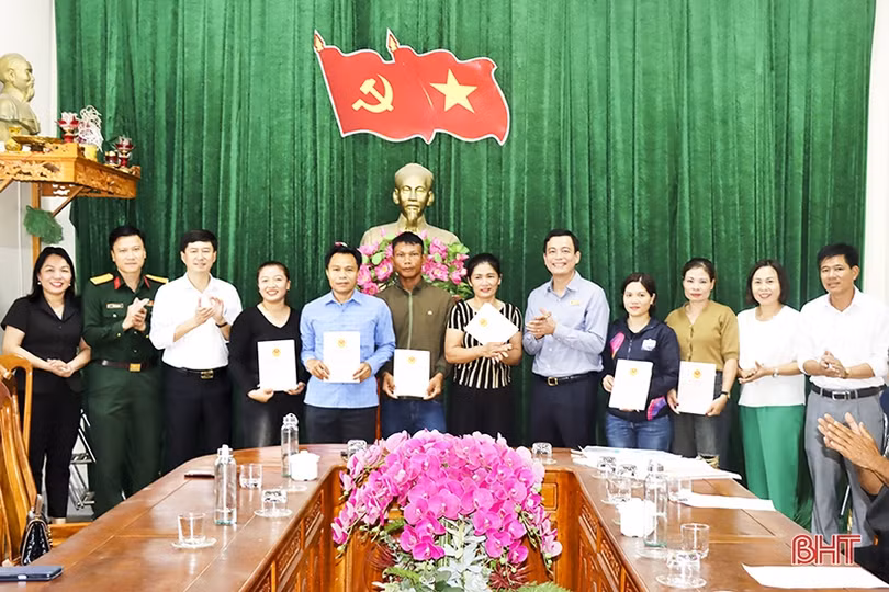 Trao giấy chứng nhận quyền sử dụng đất cho các hộ dân thôn Tiền Phong