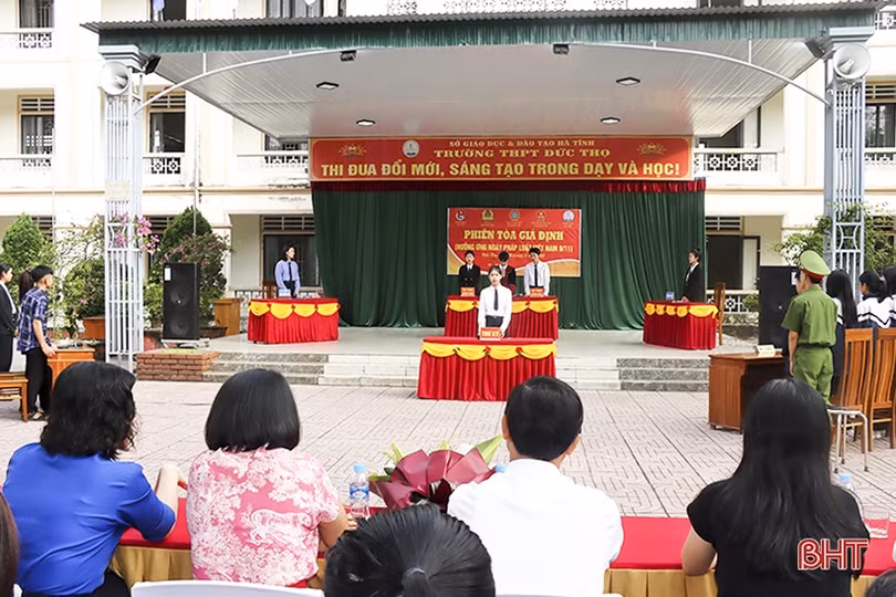 Học sinh Hà Tĩnh hào hứng với phiên tòa giả định