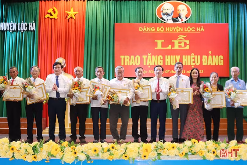 Lộc Hà trao tặng Huy hiệu Đảng cho 43 đảng viên