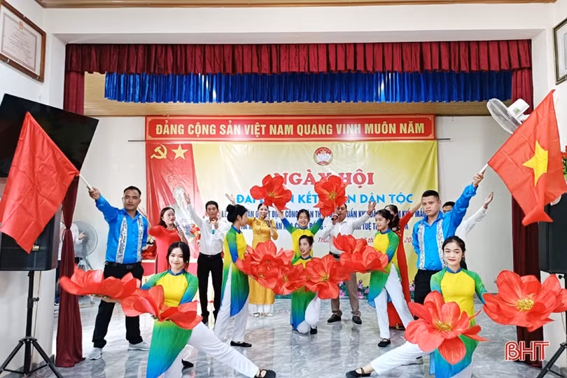 Thôn nông thôn mới kiểu mẫu Tân Hòa vui Ngày hội Đại đoàn kết toàn dân