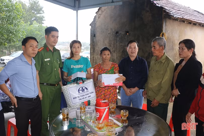 Thăm hỏi các gia đình nạn nhân tai nạn giao thông