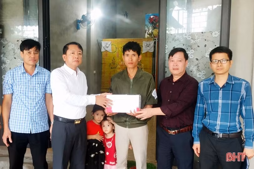 Thăm hỏi, động viên các gia đình nạn nhân bị tai nạn giao thông