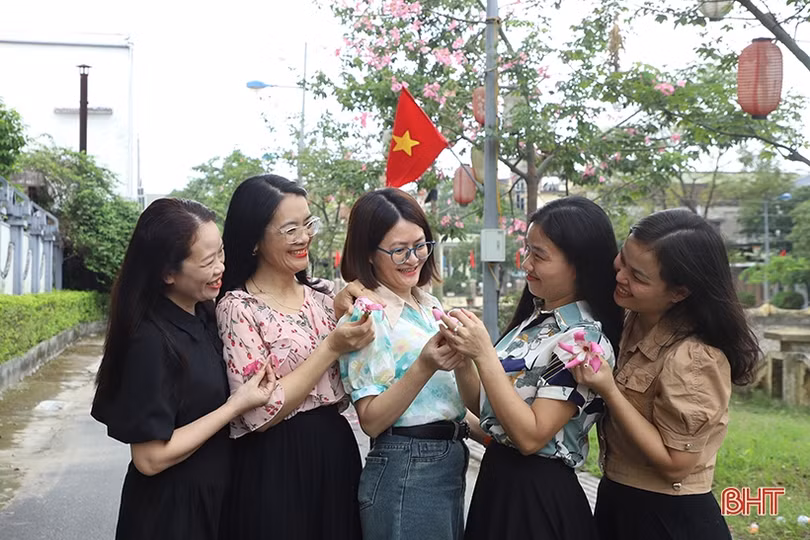 Ngắm sắc hoa mỹ nhân dịu dàng giữa lòng Thành Sen