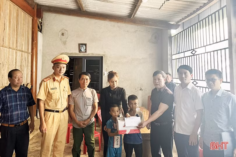 Lãnh đạo tỉnh thăm hỏi gia đình nạn nhân tai nạn giao thông